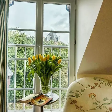 Chateau Le Bas Bleu, Maisons D'hotes Pour 20 Pers * Quesnoy-le-Montant