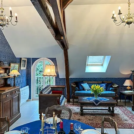 Chateau Le Bas Bleu, Maisons D'hotes Pour 20 Pers